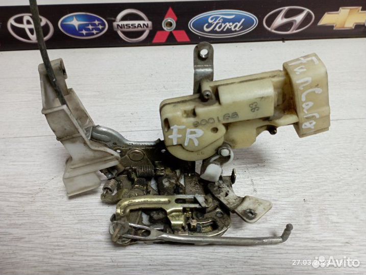 Замок двери передний правый Toyota Funcargo