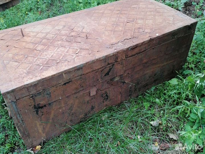 Сундук старинный