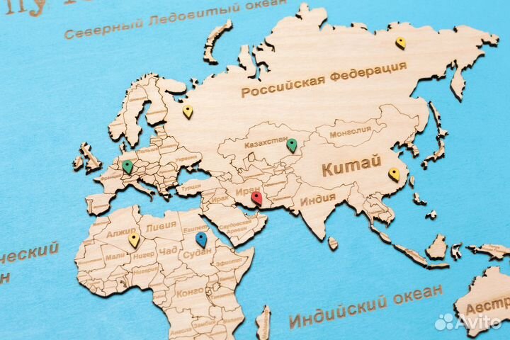 Деревянная карта мира в прямоугольной рамке