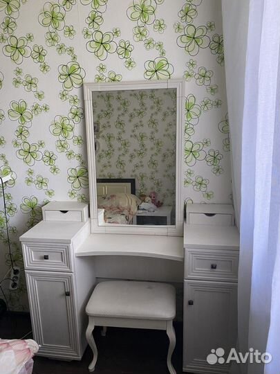 Туалетный столик с зеркалом