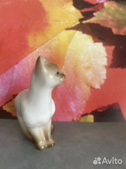 Фарфоровая статуэтка Сиамская кошечка