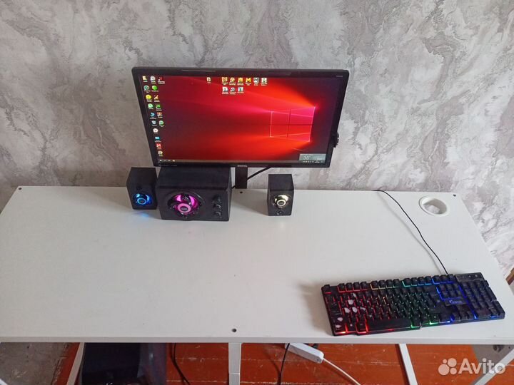 Компьютерный столик колонки монитор