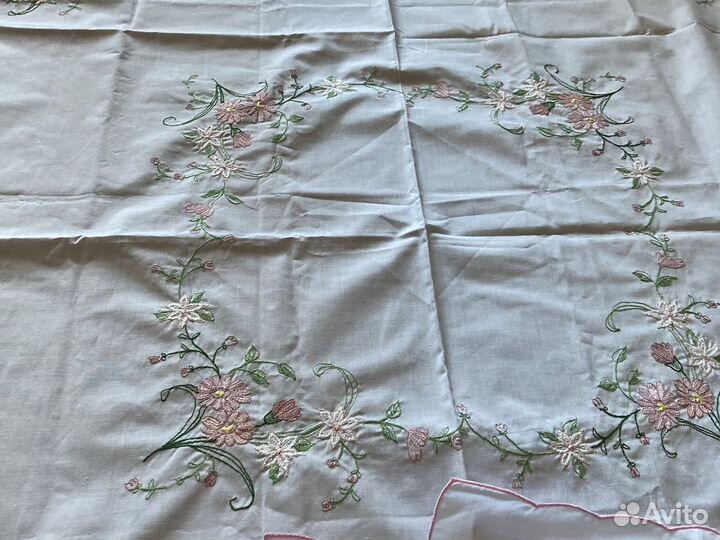 Скатерть и четыре салфетки к ней