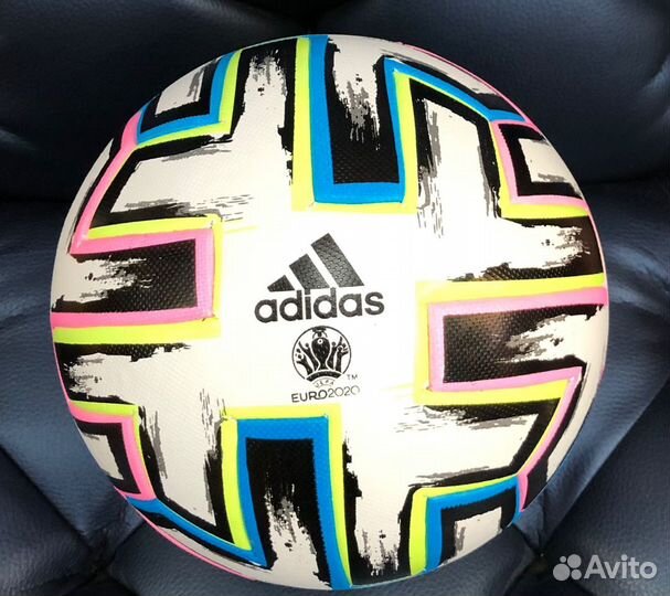 Футбольный мяч adidas uniforia