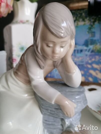 Nao Lladro статуэтка SAD milkmaid Испания