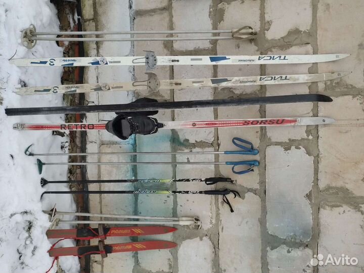 Лыжи пластиковые с ботинками и палки лыжные