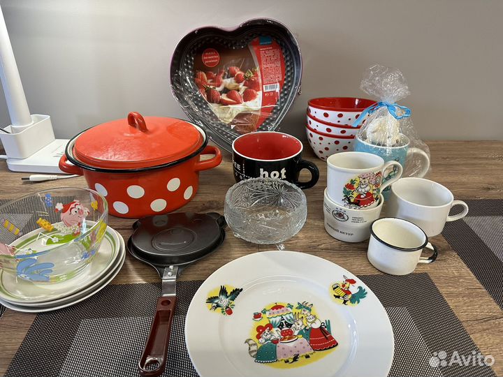 Посуда(кастрюля, чашки, блюдца, вазочка)