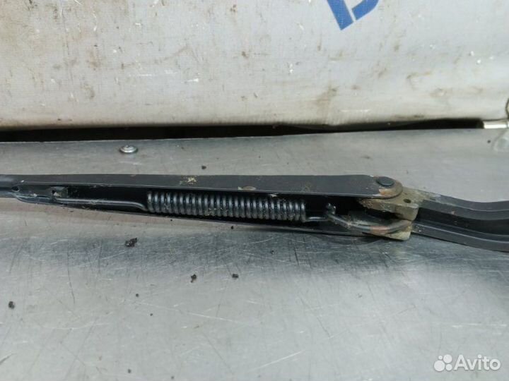 Поводок дворника передний правый Kia Spectra седан