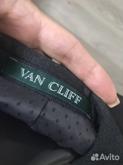 Продается школьный костюм