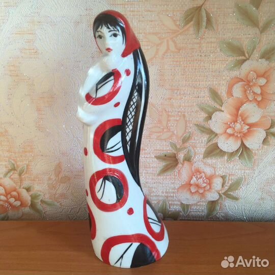 Статуэтка девушка в красном платке