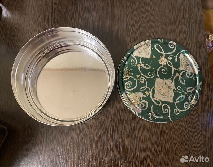 Жестяные банки из-под печенья и чая