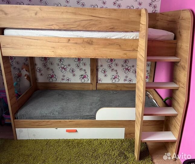 Кровать двухьярусная