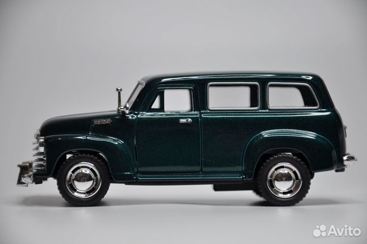 Модель автомобиля Chevrolet Suburban 1950 металл