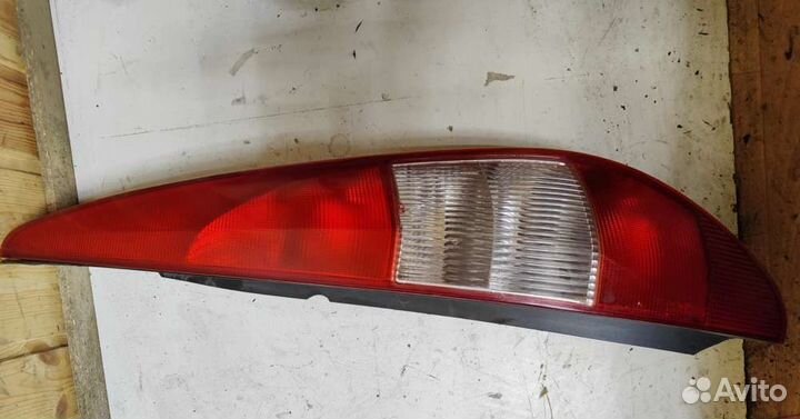 Фонарь право на Ford Mondeo III (Форд Мондео 3)