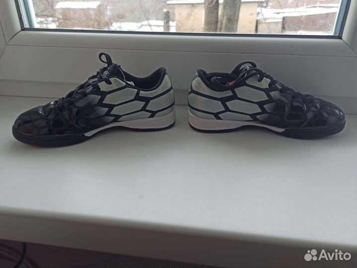 Футбольные кроссовки