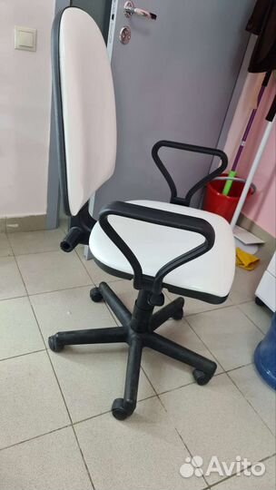 Офисное кресло, стул на колёсах