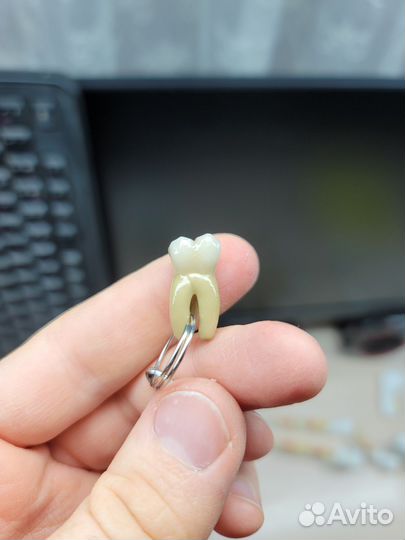 Ручная работа.Брелок Зуб металлокерамика