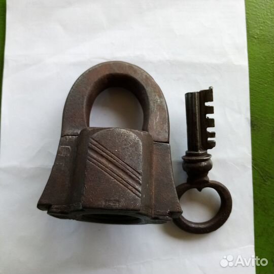 Навесной замок старинный