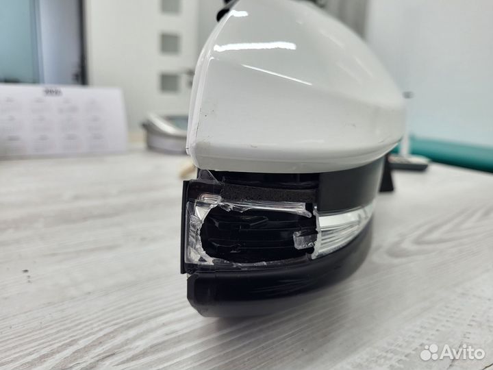 Боковое зеркало правое