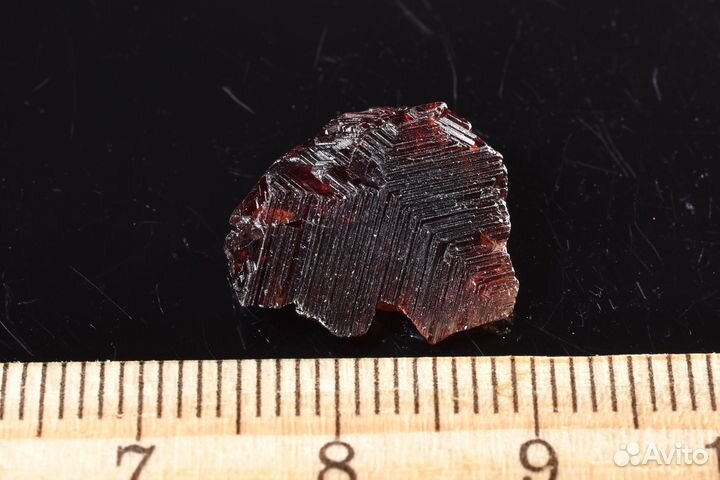 Красивый скелетный кристалл Гранат. Лот №553