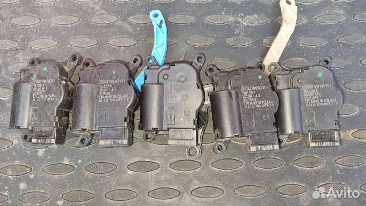 Моторчик заслонки отопителя VAG Фольксваген