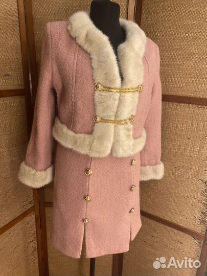 Розовый твидовый костюм с норкой