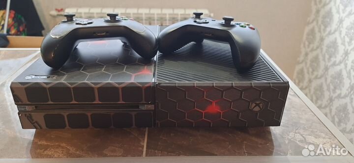 Xbox One с двумя геймпадами