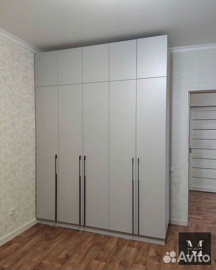 Современный распашной шкаф