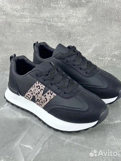 Кроссовки женские