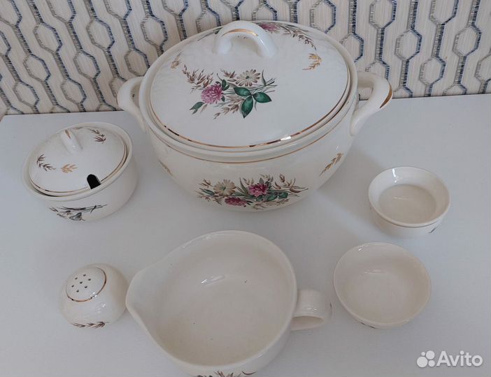 Салатники фарфоровые и коллекционная кружка