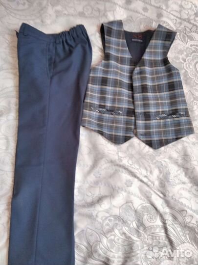 Школьная форма и голубая рубашка на мальчика