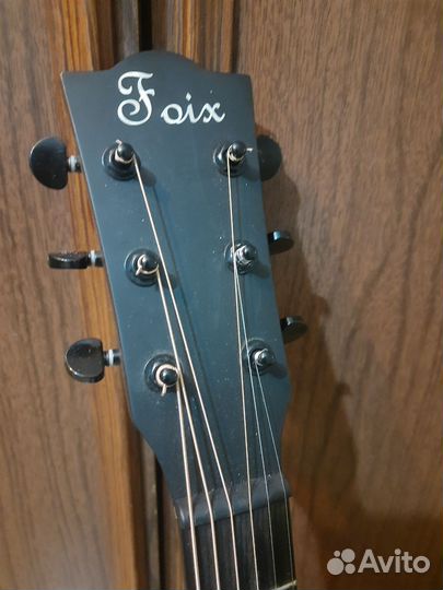 Акустическая гитара с набором комплектующих