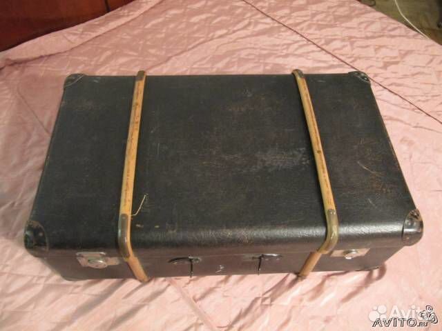 Чемодан чёрный с дугами деревянными