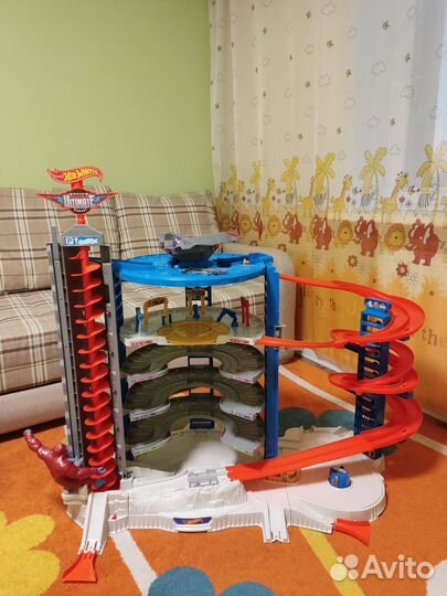 Большой гараж Hot Wheels с обезьяной