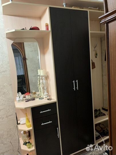 Прихожая со шкафом в хорошем состоянии