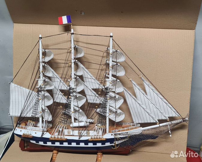 Модель парусника из дерева