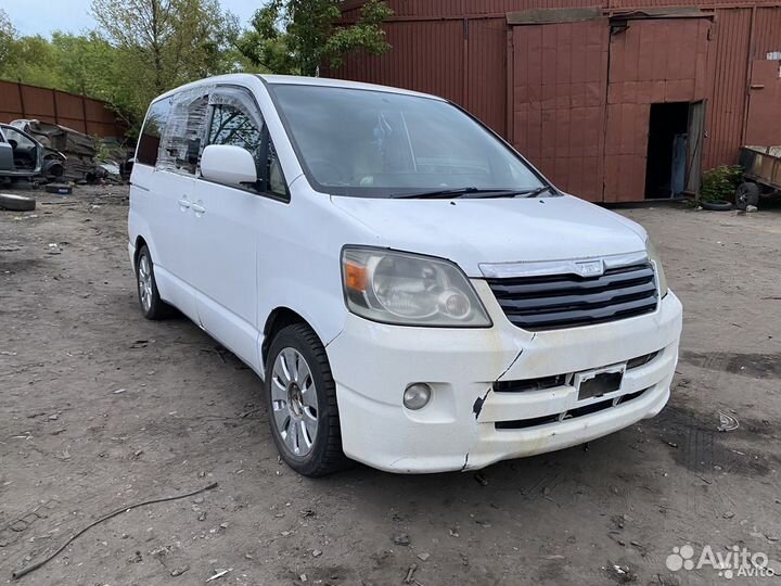 Стекло двери заднее левое Toyota Noah R60