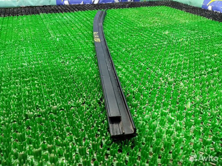 Молдинг стекла внутренний задний левый Mitsubishi