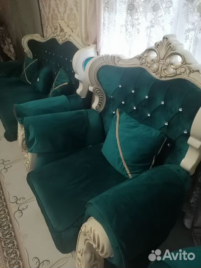 Диван с двумя креслами