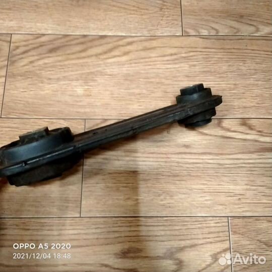 Задняя опора двигателя