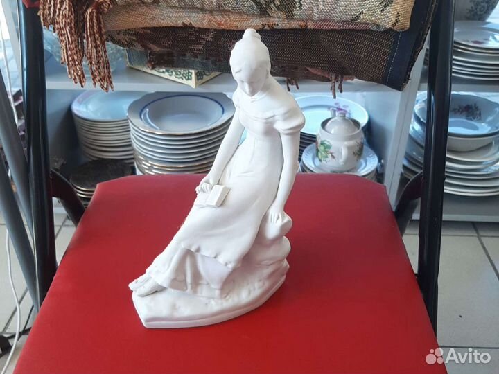 Фарфоровая статуэтка