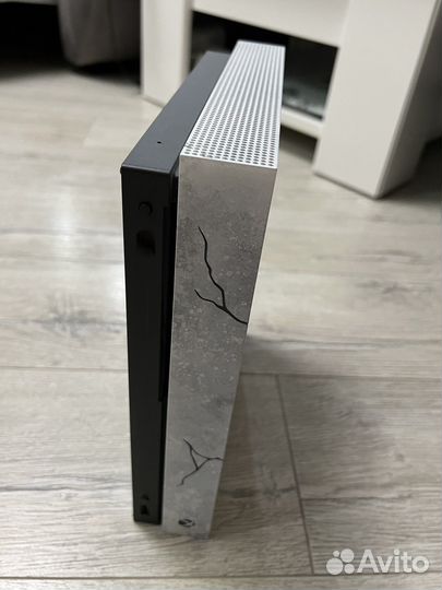 Xbox one x (в элитной раскраске Gears 5)