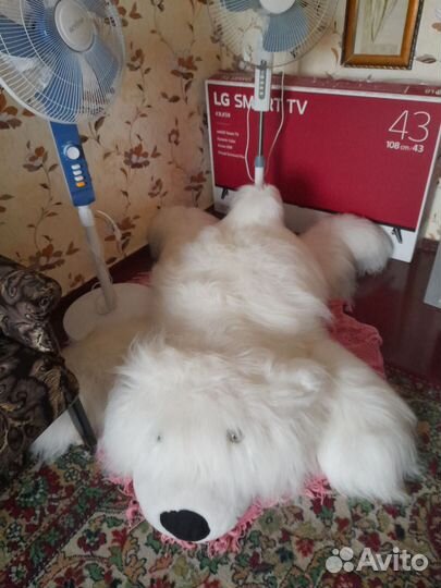 Большой,белый мишка