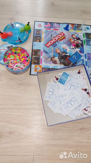 Игры: монополия, бегемотики, бусы плести