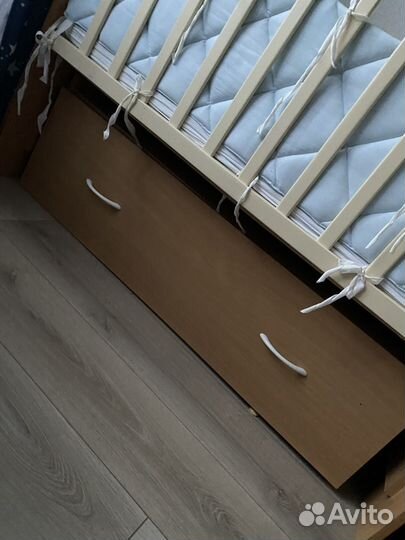 Детская кроватка с маятником