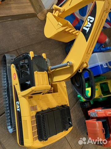 Экскаватор игрушка Bruder