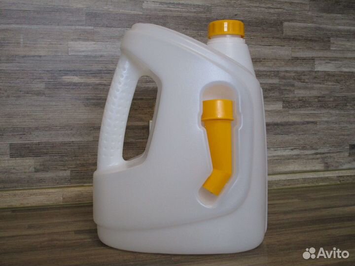 Канистра пластмассовая с заливной лейкой 4 л