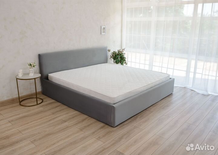 Кровать с матрасом