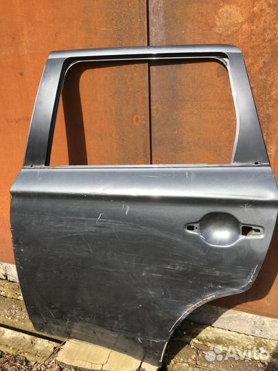Дверь левая задняя Outlander