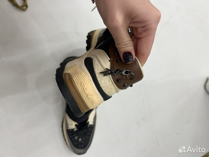 Кроссовки женские